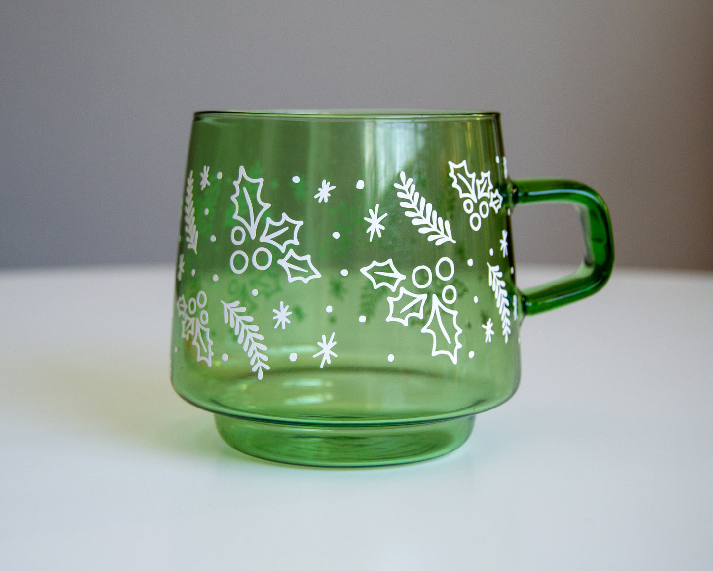 Holly Green Glass Mug